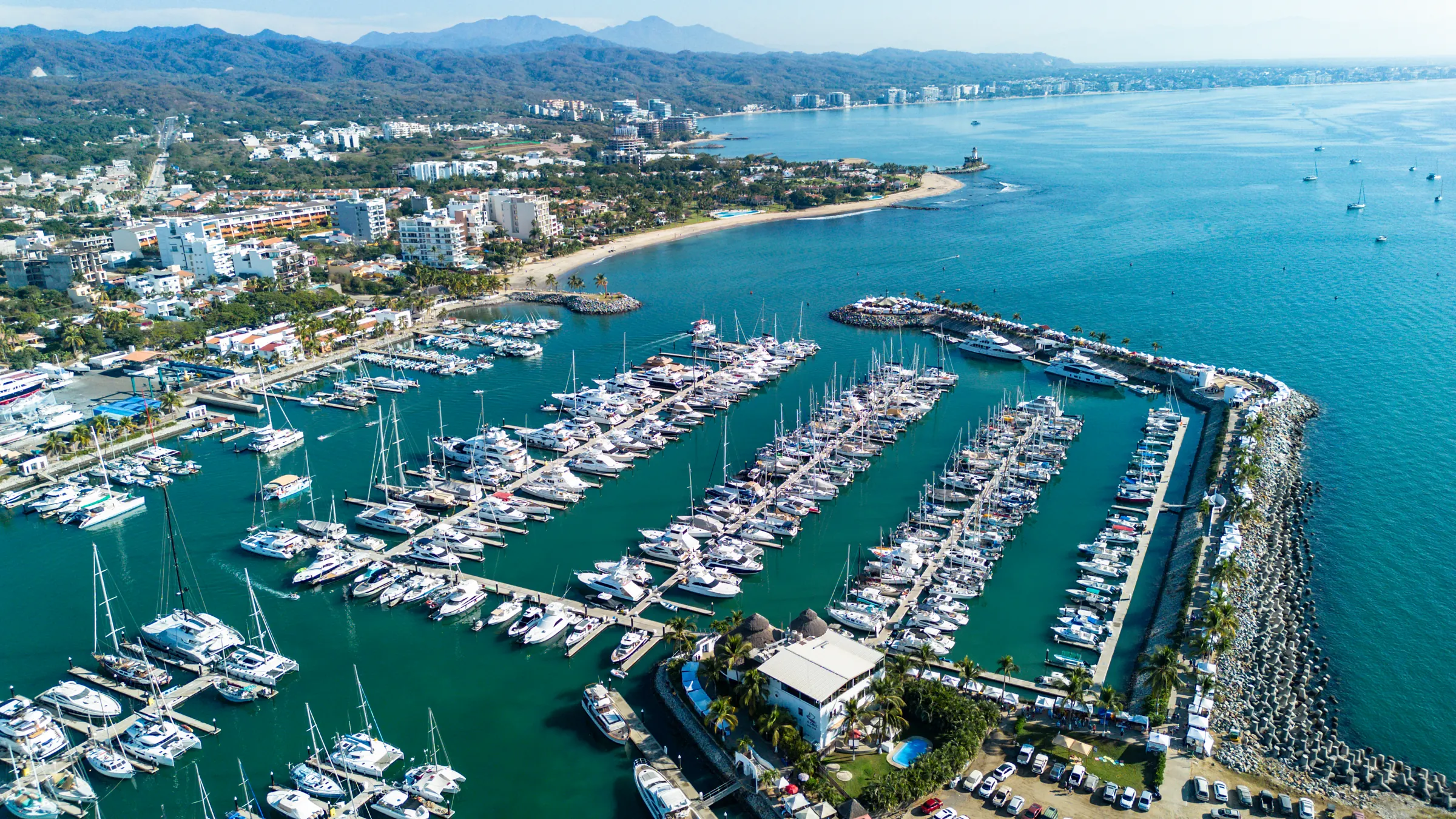 Foto aerea de la marina de Puerto Vallarta para contenido visual con drone