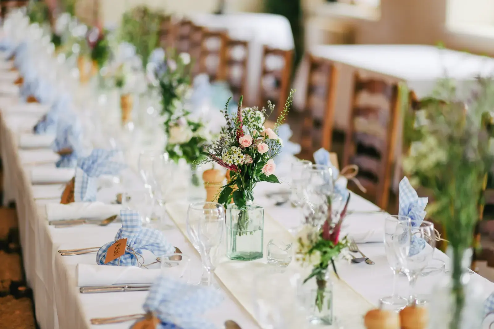 Mesa larga de banquete con flores