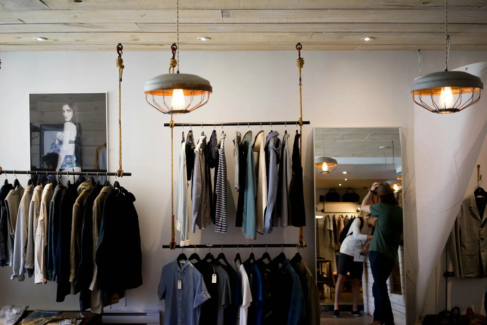 Tienda de ropa y accesorios con exhibidores