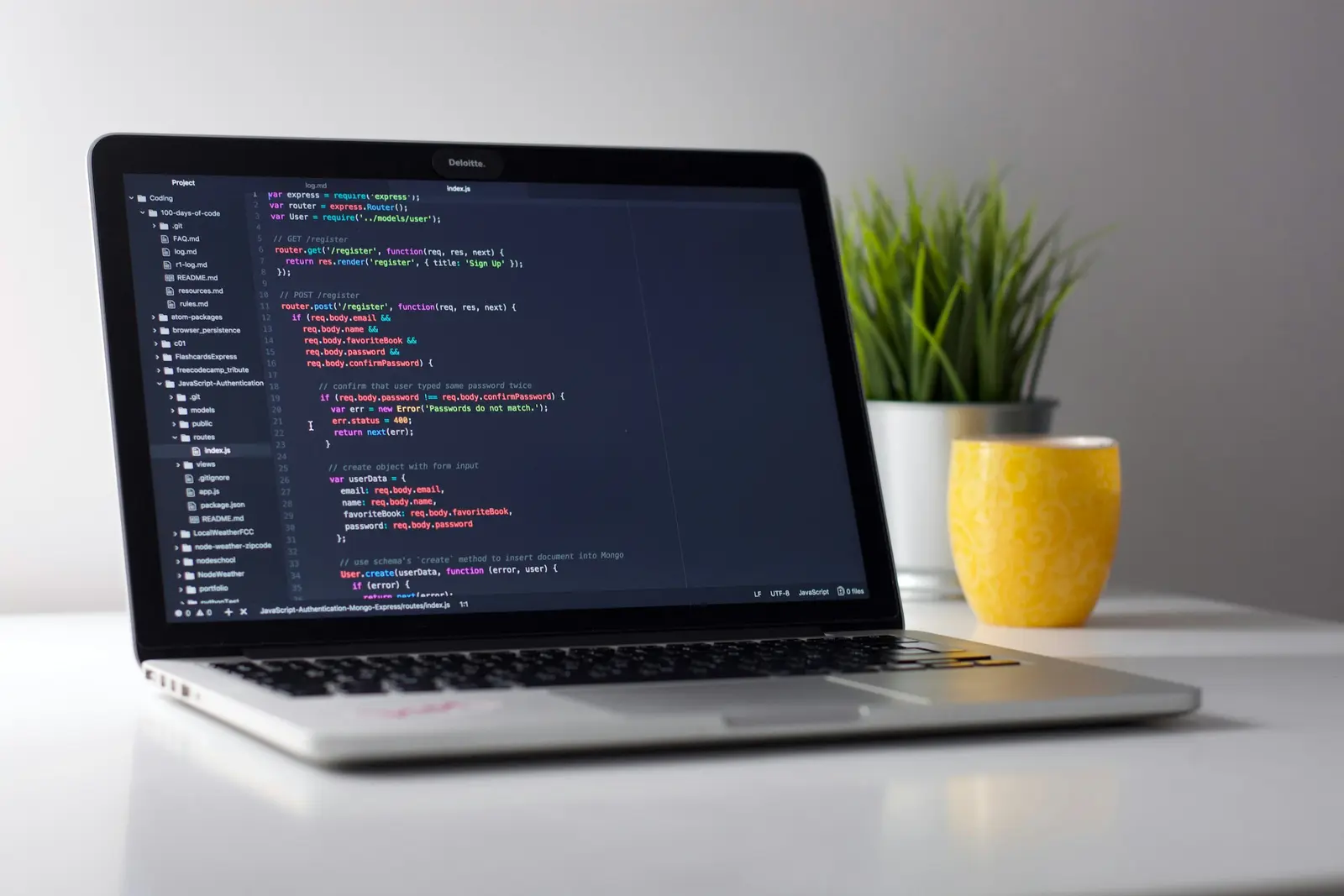 Laptop con código de una página web
