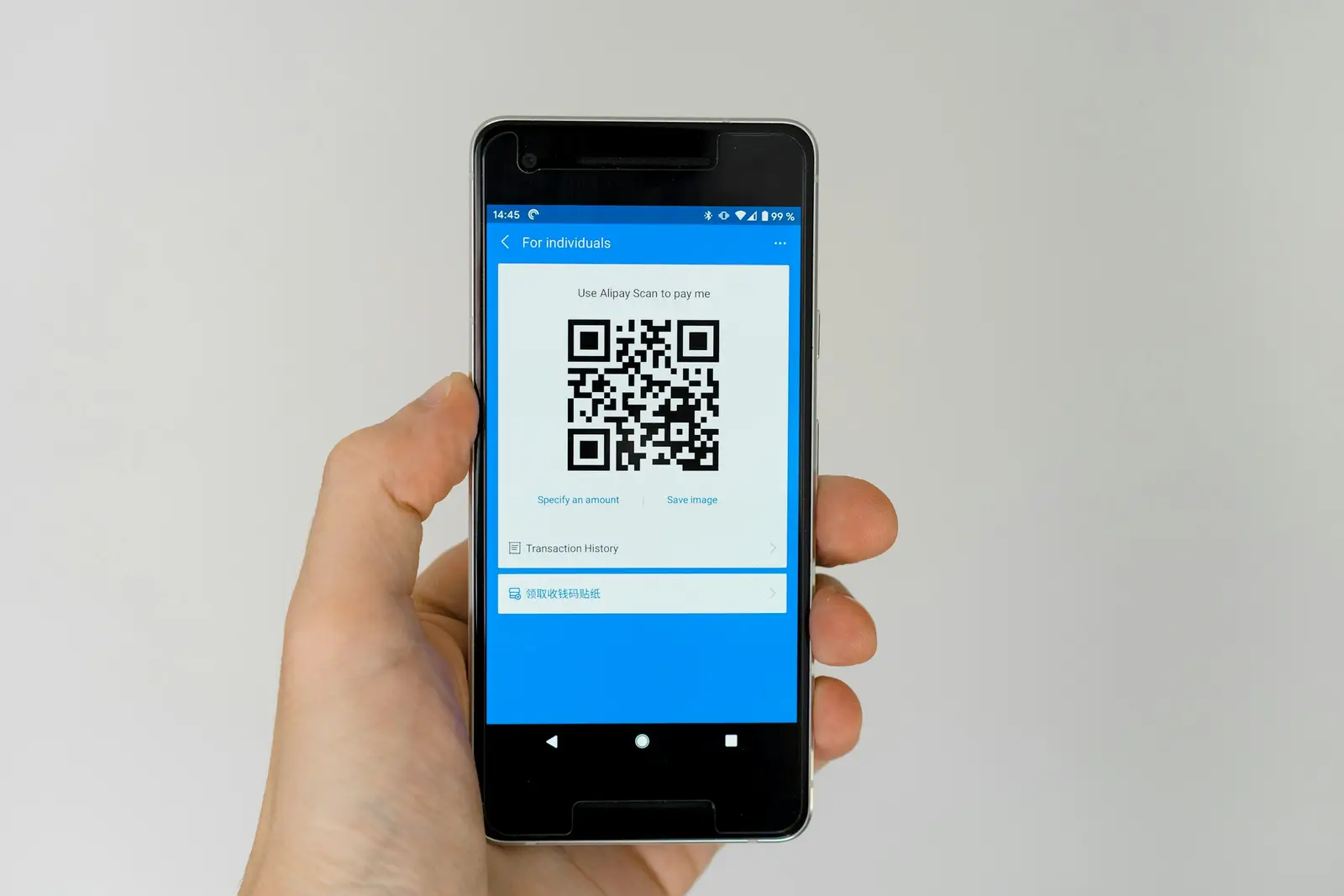 Celular mostrando un código QR
