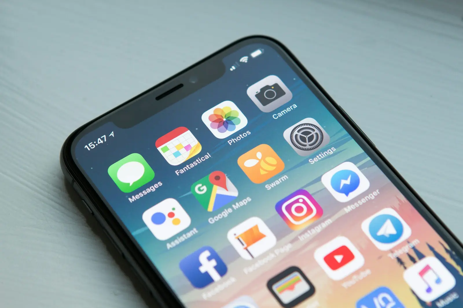 Celular con Google Maps entre sus apps