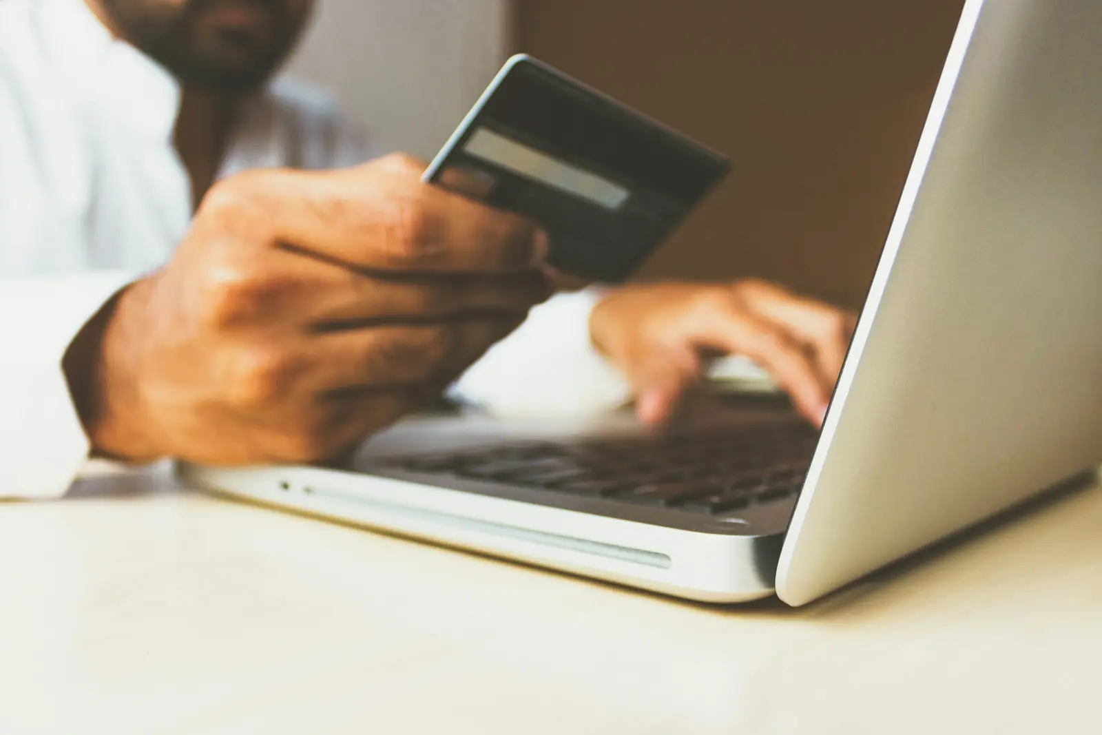 Compra en línea con tarjeta desde una laptop