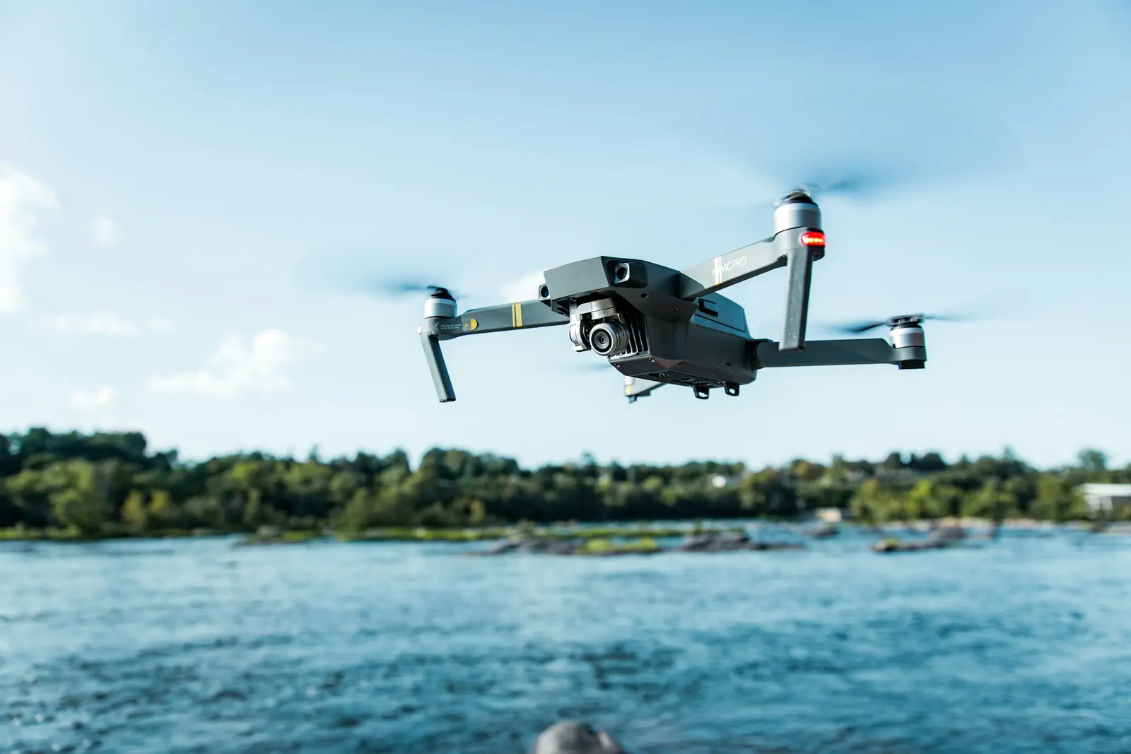 Drone volando sobre el agua