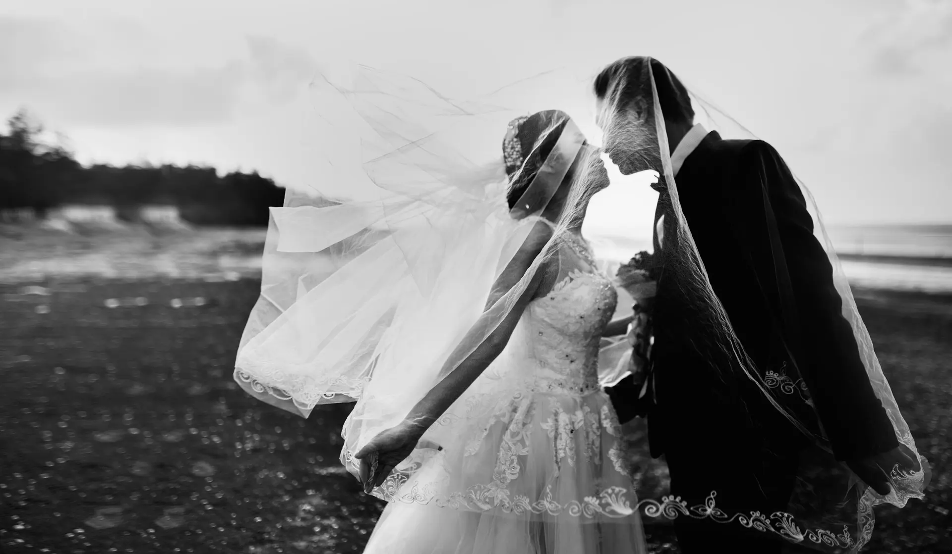 Pareja de novios en la playa el día de su boda