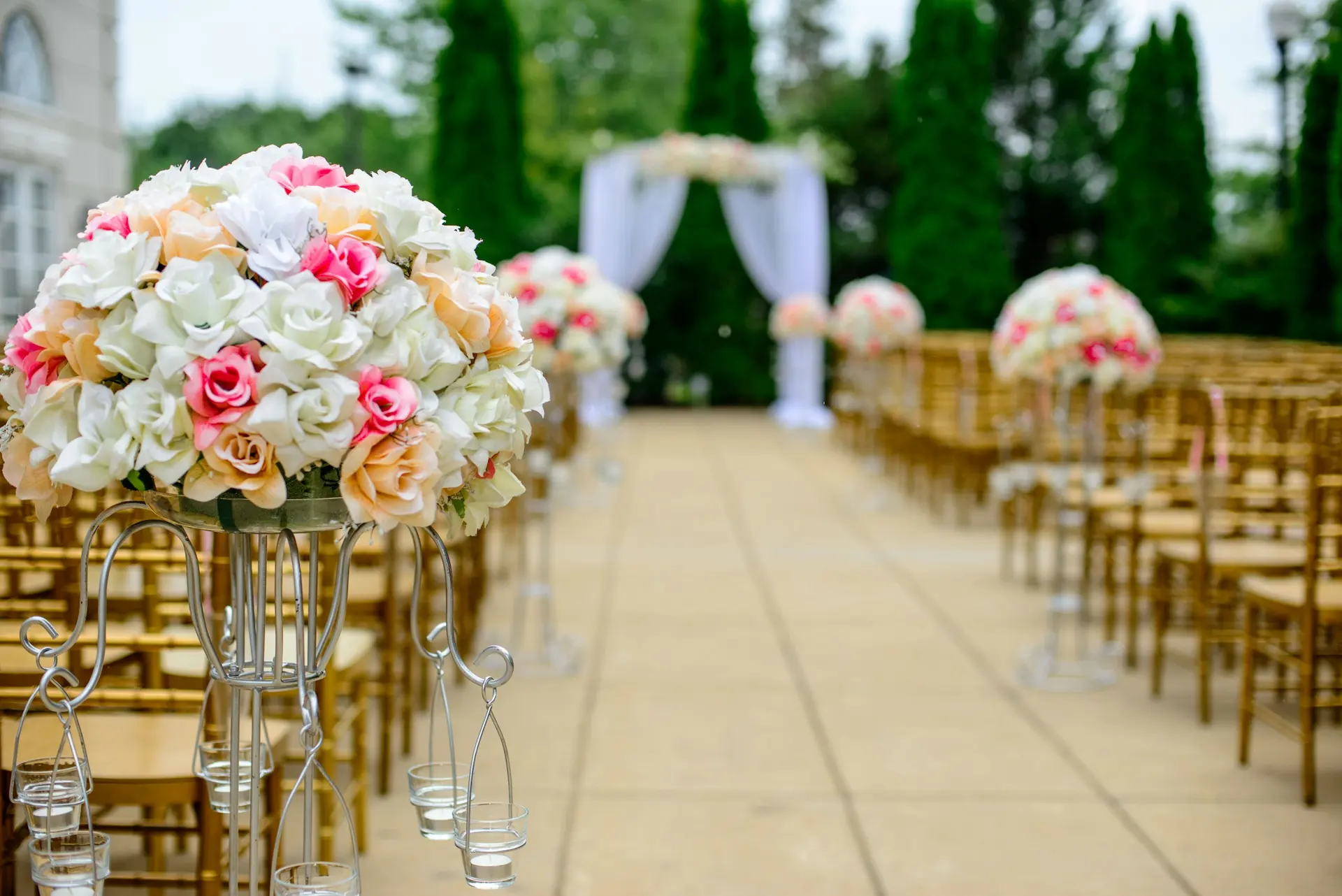 Jardín decorado con flores y sillas para una boda